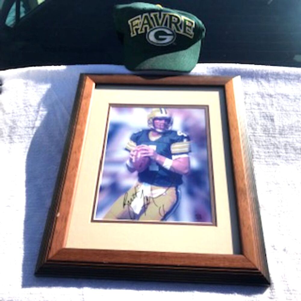 Brett Favre #4 Autographed Picture w/ COA in Frame & New Hat . Green Bay Packers